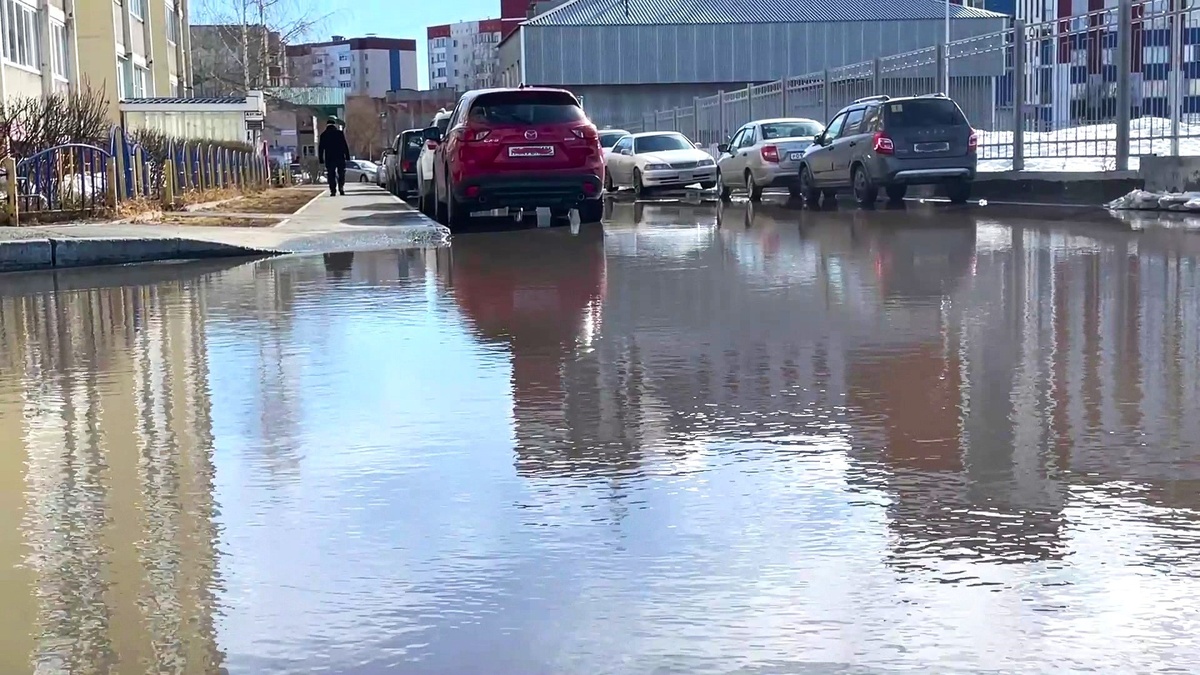    В Сургуте затопило улицы и дворы