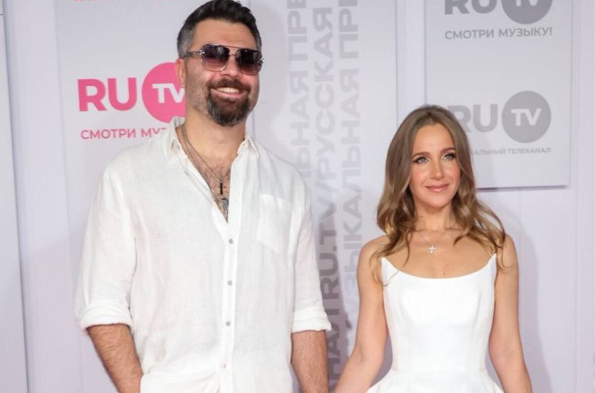 На обложке — блестящие улыбки, идеальные фото, абсолютная "семейная идиллия". Но что, если всё не так гладко, как кажется? Их последнее интервью буквально взорвало фанатские чаты.