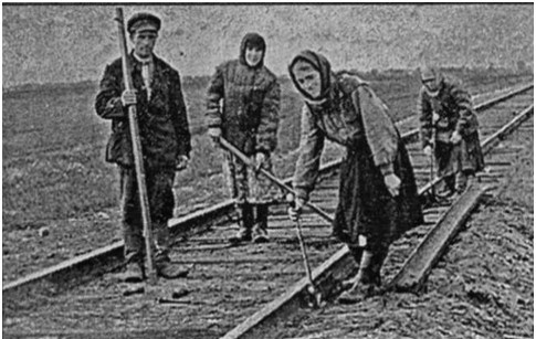 Бригада производит замену рельсов. 1944 год