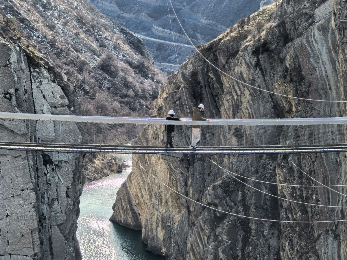 Подвесной мост в пещерном комплексе Нохъо в Дагестане