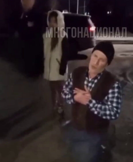 Вот он, на коленях. А сзади стоит его дочь.