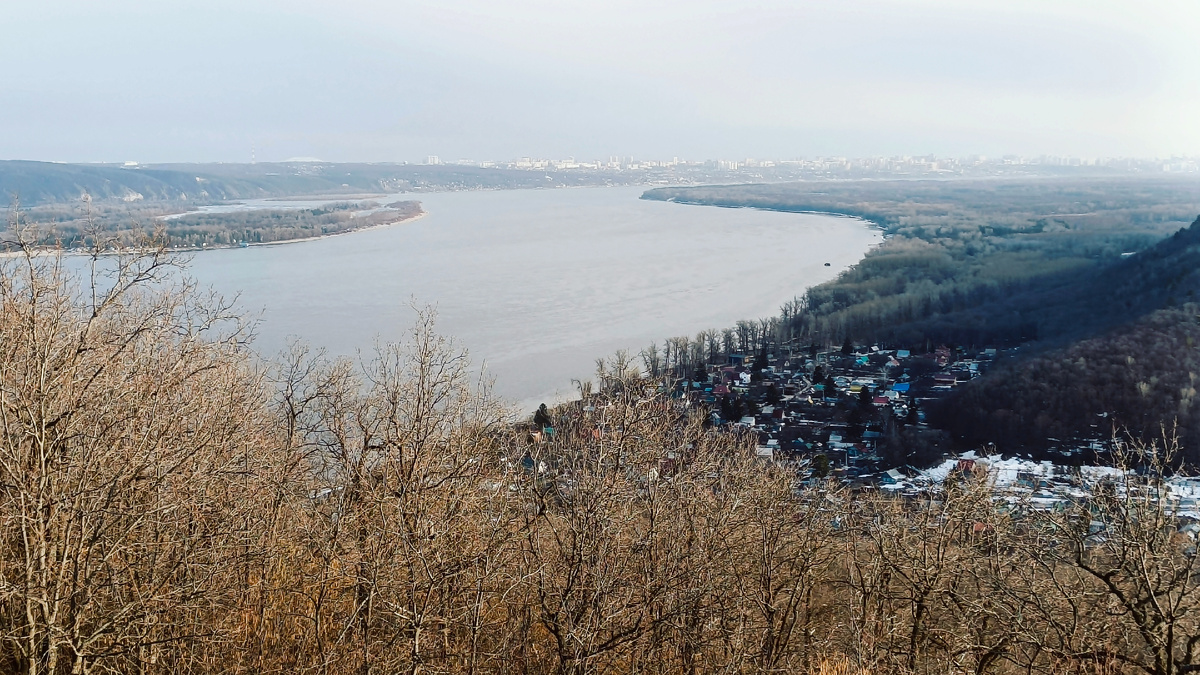 Жизнь сама по себе лишена обмана. Это люди его приносят. (На фото вид с Серной горы на Волгу и село Гаврилова Поляна, сделанное мной 29-го марта).