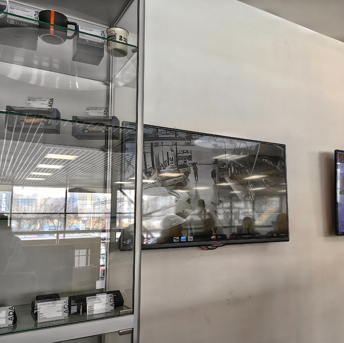 Наблюдаем как на нашу новую машину устанавливают допоборудование