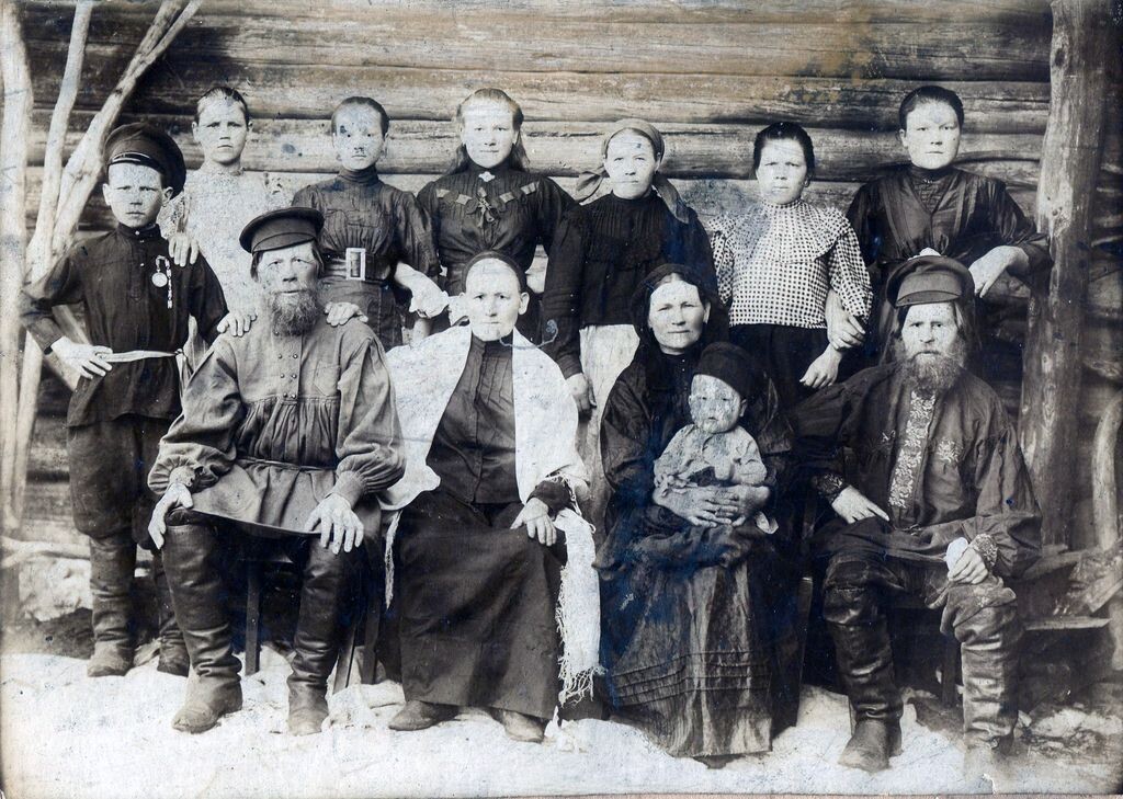 Семейство кулаков Вахромеевых, впоследствии репрессированных. 1920-ые гг. Все права на фотографии принадлежат Фотоархиву Мемориала (www.foto-memorial.org).