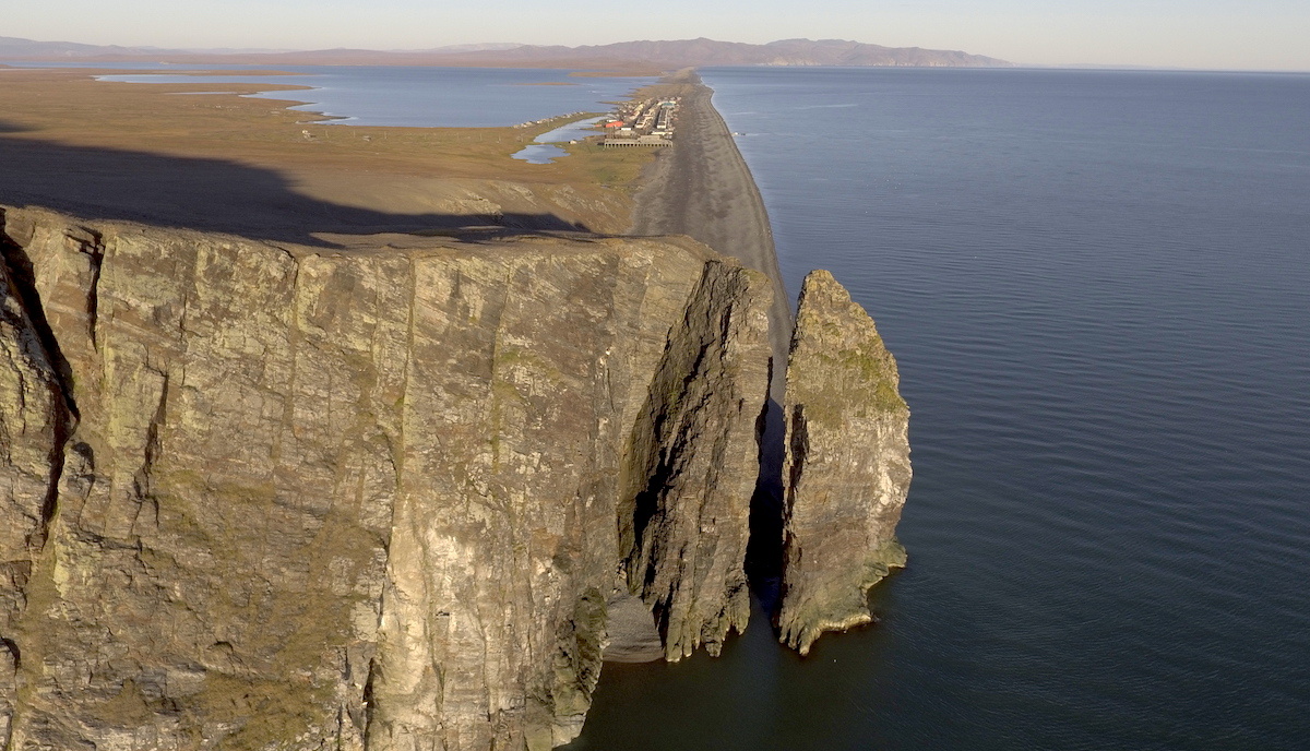 Арктические побережья Чукотки и село на косе. Фото: Леонид Круглов / GeoPhoto