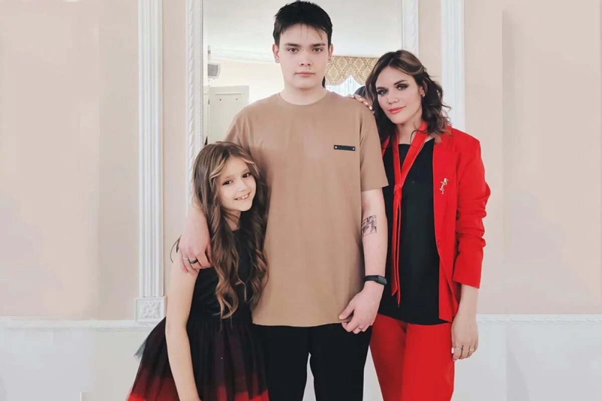    Василиса с братом Кириллом и мамой Марией Полинкиной.