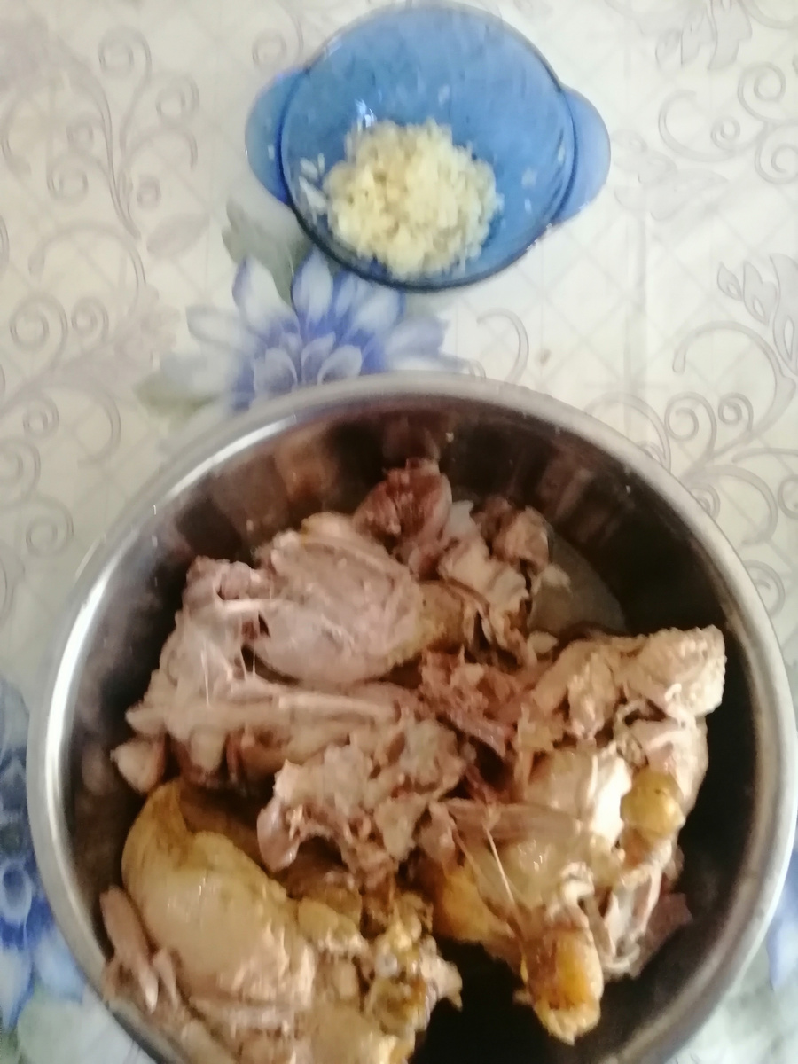 Мясо вареное и чеснок .