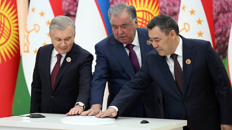 Президент Республики Узбекистан Шавкат Мирзиёев (слева), президент Республики Таджикистан Эмомали Рахмон (в центре) и президент Кыргызской Республики Садыр Жапаров во время трехсторонней встречи 31 марта 2025 года .📷Фото: Официальный сайт Президента Кыргызской Республики