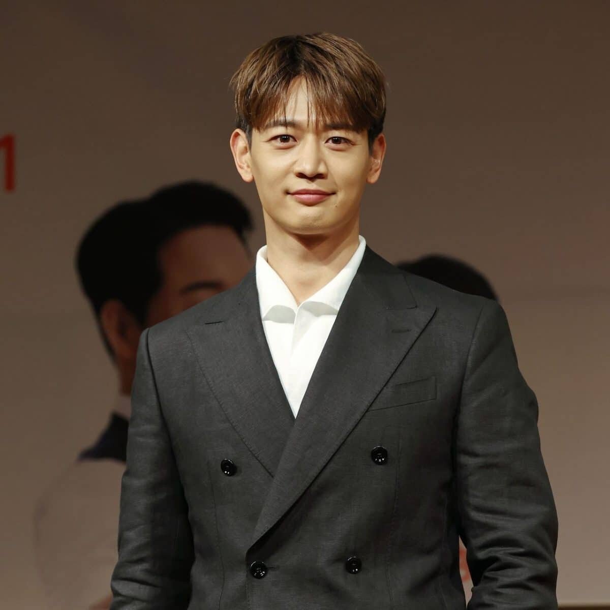    Чхве Минхо позирует для фото во время пресс-конференции, посвященной «Рандеву», которая состоялась в Сеульском центре искусств во вторник. (Yonhap)