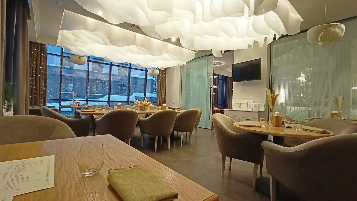 За правым круглым столиком мы в преддверии бурных рабочих будней вкусно кушали и пили татарский чай с малиной