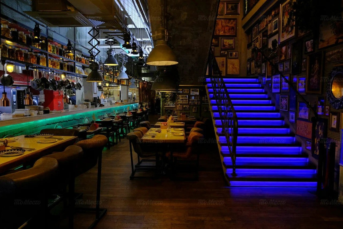 Не нашла картинки, которая отразила бы весь колорит заведения, но тот, кто любит открытые кухни, будет в восторге