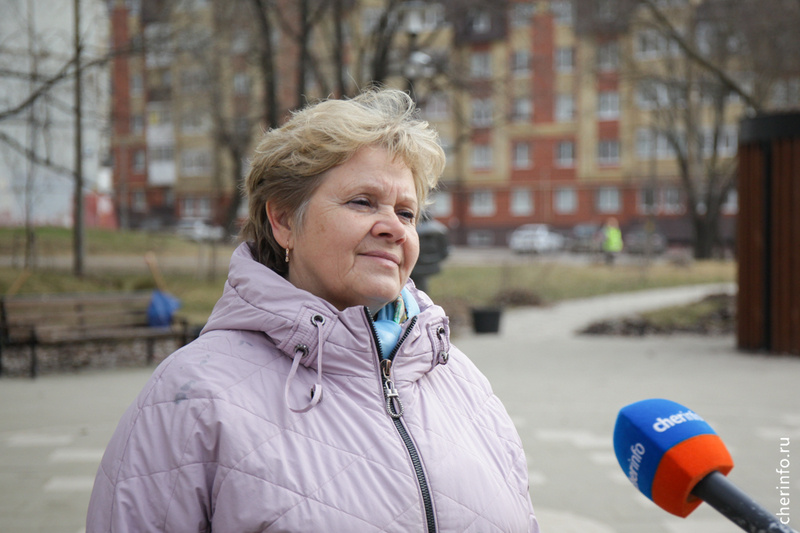    Порядок в сквере у "девочки с рулетом" навели сегодня. Это одно из первых мероприятий по уборке города, организованной