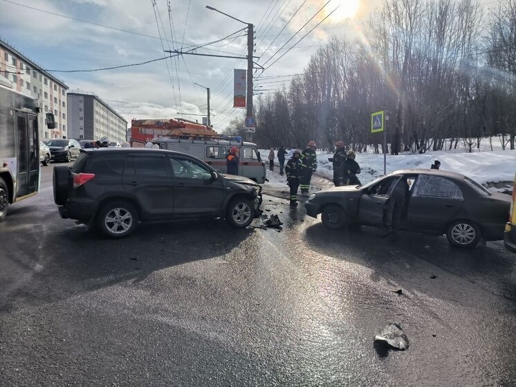     В результате столкновения Chevrolet и Toyota в Мурманске пострадал один человек. Фото: пресс-служба Госавтоинспекции Мурманской области.