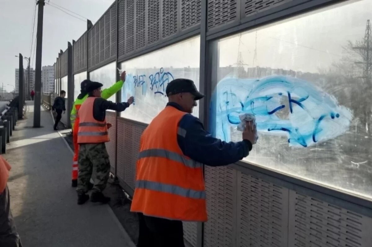    Вандалы вновь расписали экраны вокзального путепровода в Астрахани
