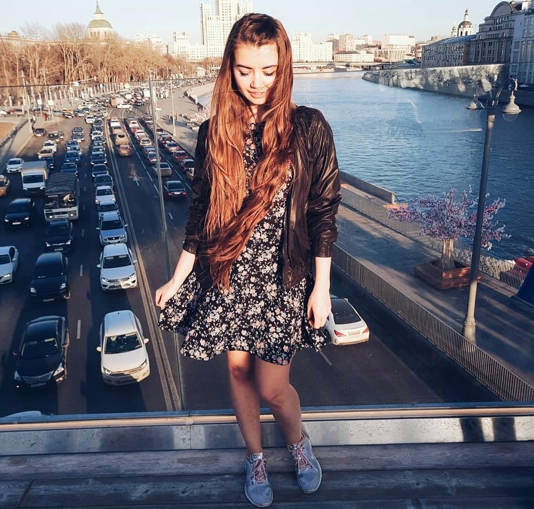 Простенькое, но симпатичное платье в цветочек