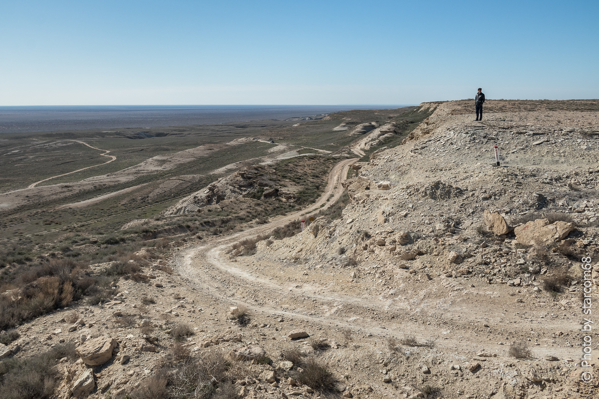 Спуск с чинка Устюрта у родника Ак-Булак и дорога на Муйнак. Водитель Нивы с японцами дожидает второй джип. Слева видна грунтовка на которую мне надо попасть. На часах 09.40 по пермскому времени