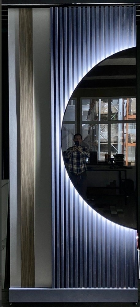 СОЗДАЙТЕ УНИКАЛЬНУЮ АТМОСФЕРУ в вашем пространстве:

1. ЦВЕТОВАЯ ПАЛИТРА;
Выберите цвета, которые вам нравятся и которые создают желаемое настроение. Тёплые оттенки (красный, оранжевый, желтый) могут добавить уюта, а холодные (синий, зеленый) — спокойствия.

2. ОСВЕЩЕНИЕ:
Используйте разнообразные источники света — от ярких потолочных ламп до мягкого рассеянного света от настольных ламп и свечей. Регулируемое освещение поможет создать нужное настроение в любое время суток.

3. АРОМАТЫ:
Ароматерапия может значительно изменить атмосферу. Используйте эфирные масла, ароматические свечи или диффузоры, чтобы добавить приятные запахи, такие как лаванда для расслабления или цитрусовые для бодрости.

4. ТЕХНОЛОГИИ:
Рассмотрите возможность использования умных устройств для управления освещением, температурой и музыкой, чтобы создавать атмосферу одним нажатием кнопки.

Создавая уникальную атмосферу, помните о своих предпочтениях и о том, что делает вас счастливыми. Главное — это ваше ощущение комфорта и гармонии в пространстве!

*На фото реализованные МДФ панели в ламинации ❣️