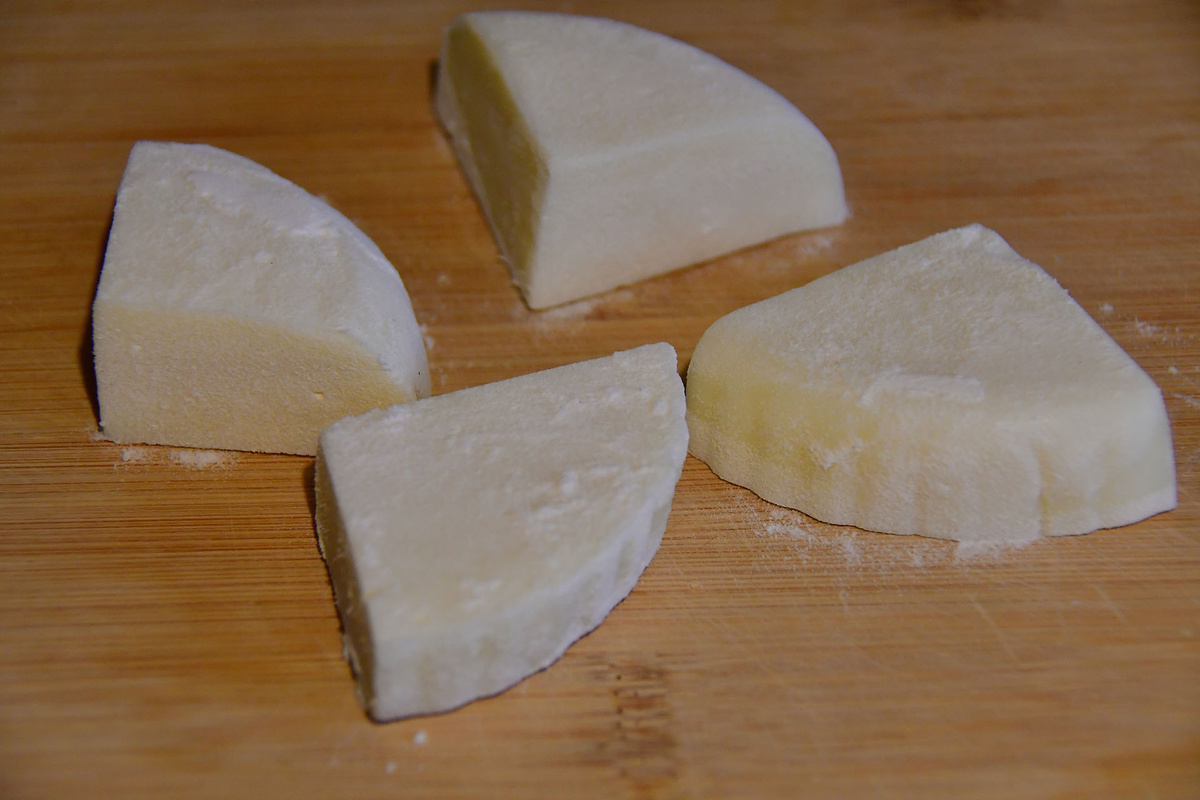 Обваливаем сыр в рисовой муке