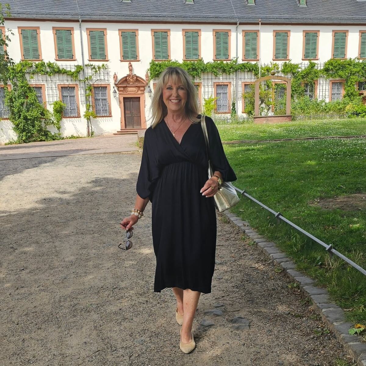 Тонкие струящиеся материалы лучше выбирать в чёрном цвете, чтобы не подчеркнуть недостатки.