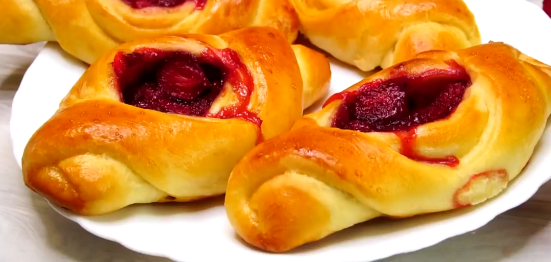 Пирожки как пух, ягодная начинка не вытекает. Тесто готово к выпечке через 1 час, не черствеют...