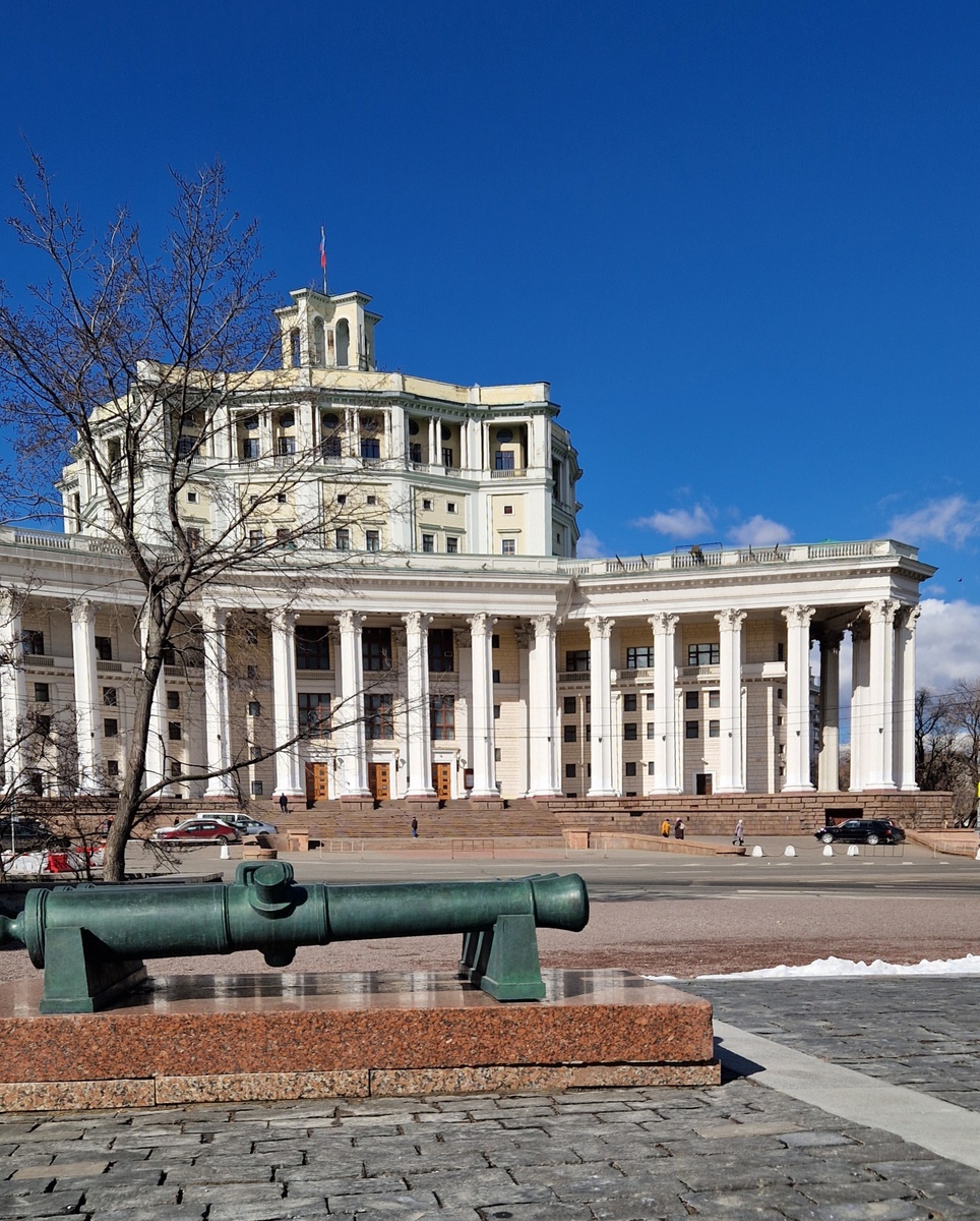 Суворовская площадь, 2  - Театр Красной Армии (1940 – Каро Алабян, Василий Симбирцев, Борис Бархин)