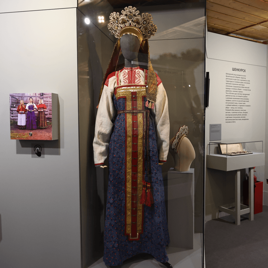На выставке представлены костюмы и предметы была из четырёх губерний: Олонецкой, Архангельской, Вологодской и Новгородской. @Елена Купцов