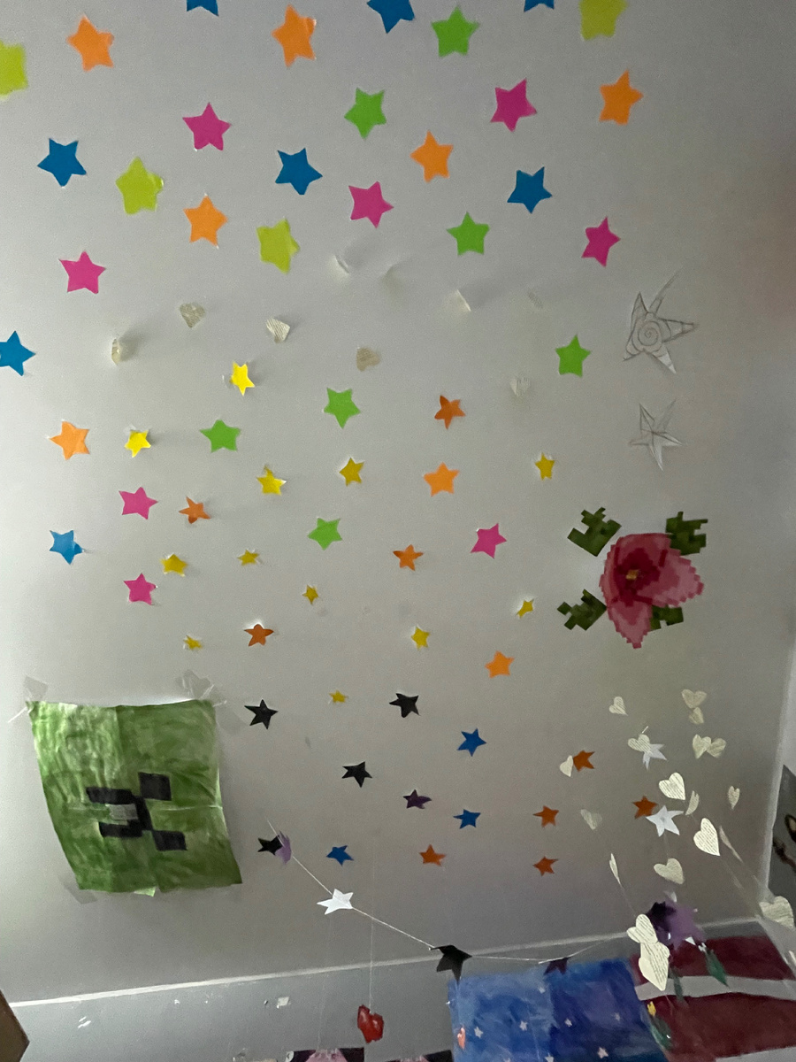 Потолок над спальным местом дочери - пока я была на работе, она достала стремянку с балкона и все обклеила звездочками из бумаги. Я помню, как в 15-16 лет разрисовала туалет в квартире мамы красками с названиями любимых групп, цветочками и еще чем-то, и на потолке была нарисована надпись: я люблю тебя, жизнь! 😂😂😂 тоже без ее ведома)) Слава богу, здесь только ее половина комнаты пострадала))