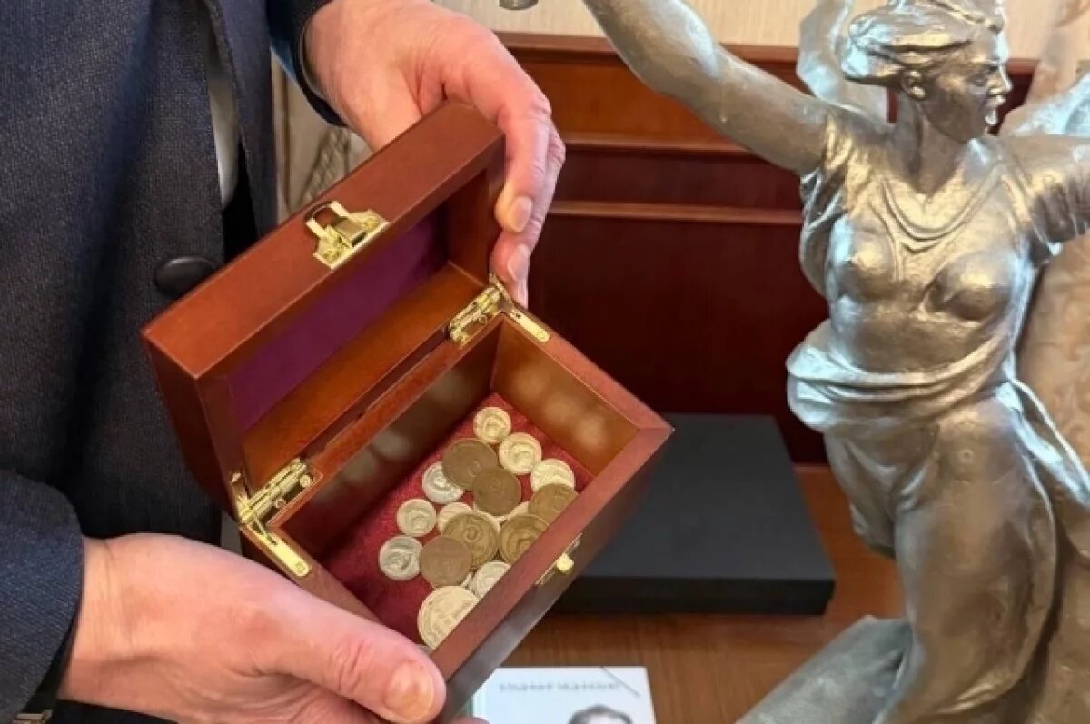    Путин передал советские монеты для создания памятника на Поклонной горе