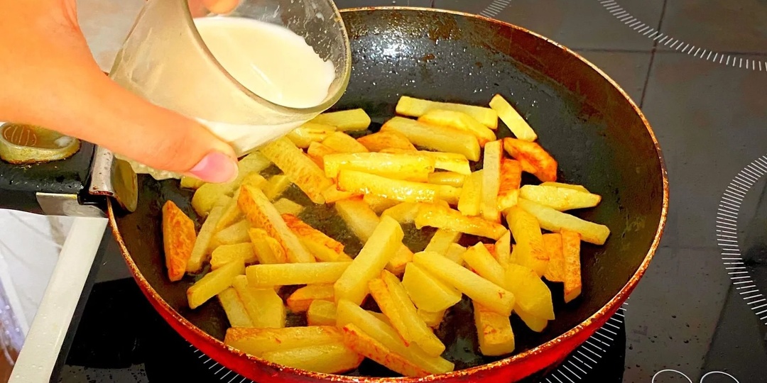 Заливаю жареную картошку молоком и она мгновенно становится деликатесом. Любимый рецепт моего мужа. Просто так картошку не жарю!