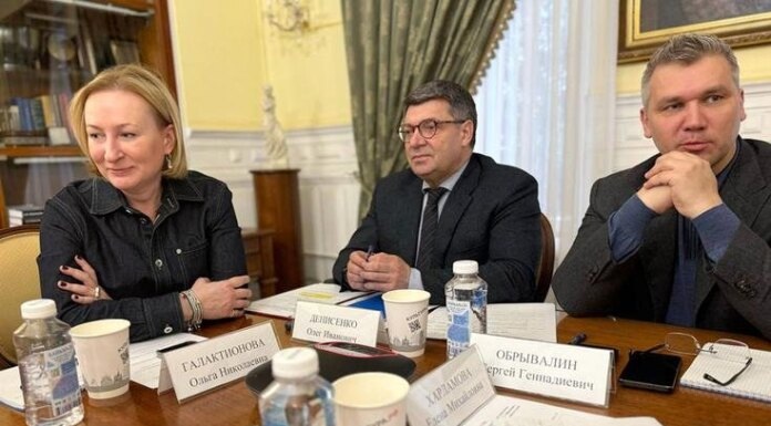    Директор ГМИИ им. А.С. Пушкина Ольга Галактионова, замполпред Олег Денисенко, первый замминистр культуры РФ Сергей Обрывалин. Фото: sfo.gov.ru