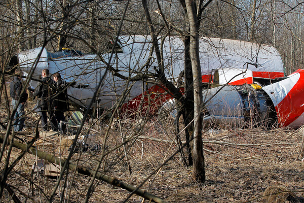 Обломки самолета Ту-154, упавшего в районе Смоленска, 10 апреля 2010 года / Илья Питалев/РИА Новости  