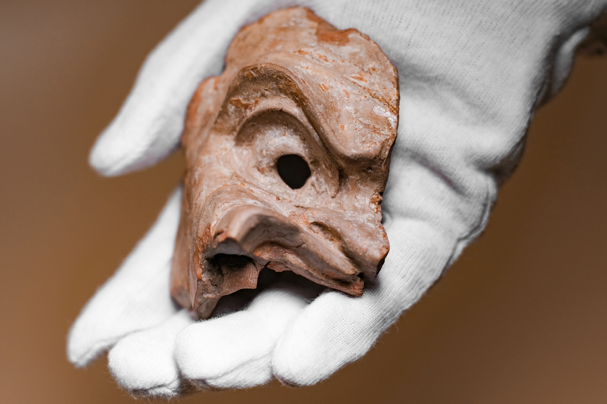 Фрагмент миниатюрной комической маски, хранится в музее-заповеднике «Фанагория», ФМ-КП 49/18 А 1860 ГК 13639010