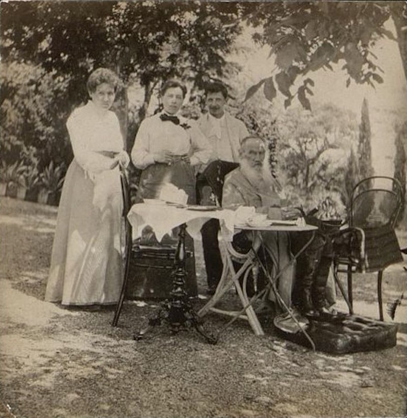 Л.Н. Толстой с доктором К.В. Волковым, его женой и Ю.И. Игумновой в парке. 1902