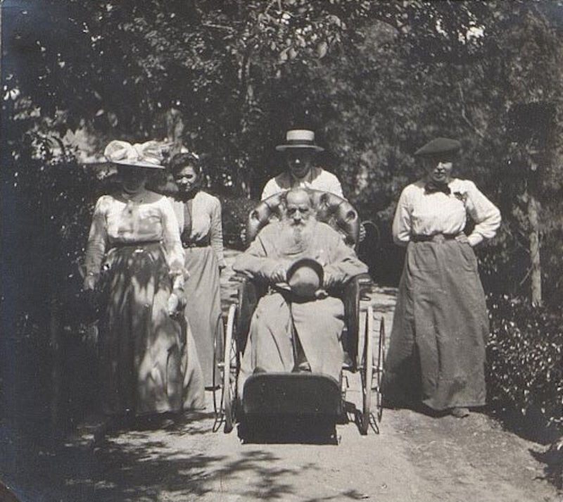 Л.Н. Толстой с доктором К.В. Волковым, его женой, Ю.И. Игумновой и неизвестной девушкой в парке. 1902.