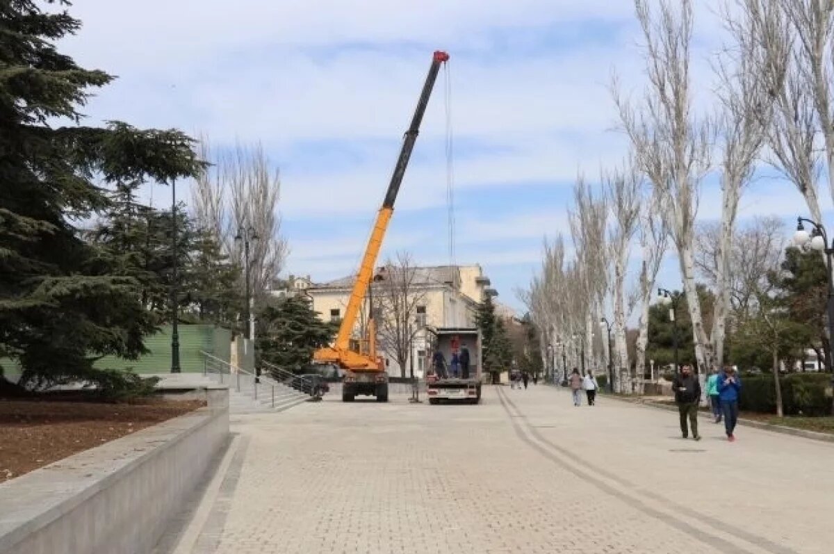    В Феодосии начали устанавливать стелу «Феодосия – город воинской славы»