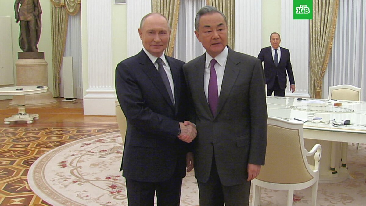    Путин попросил китайского министра передать дружеский привет Си Цзиньпину
