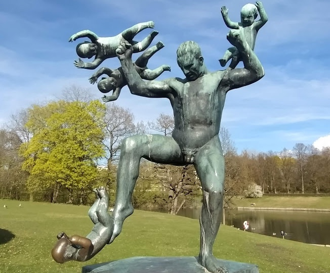 В Норвегии массово отбирают детей у родителей и отдают в приемные однополые семьи.