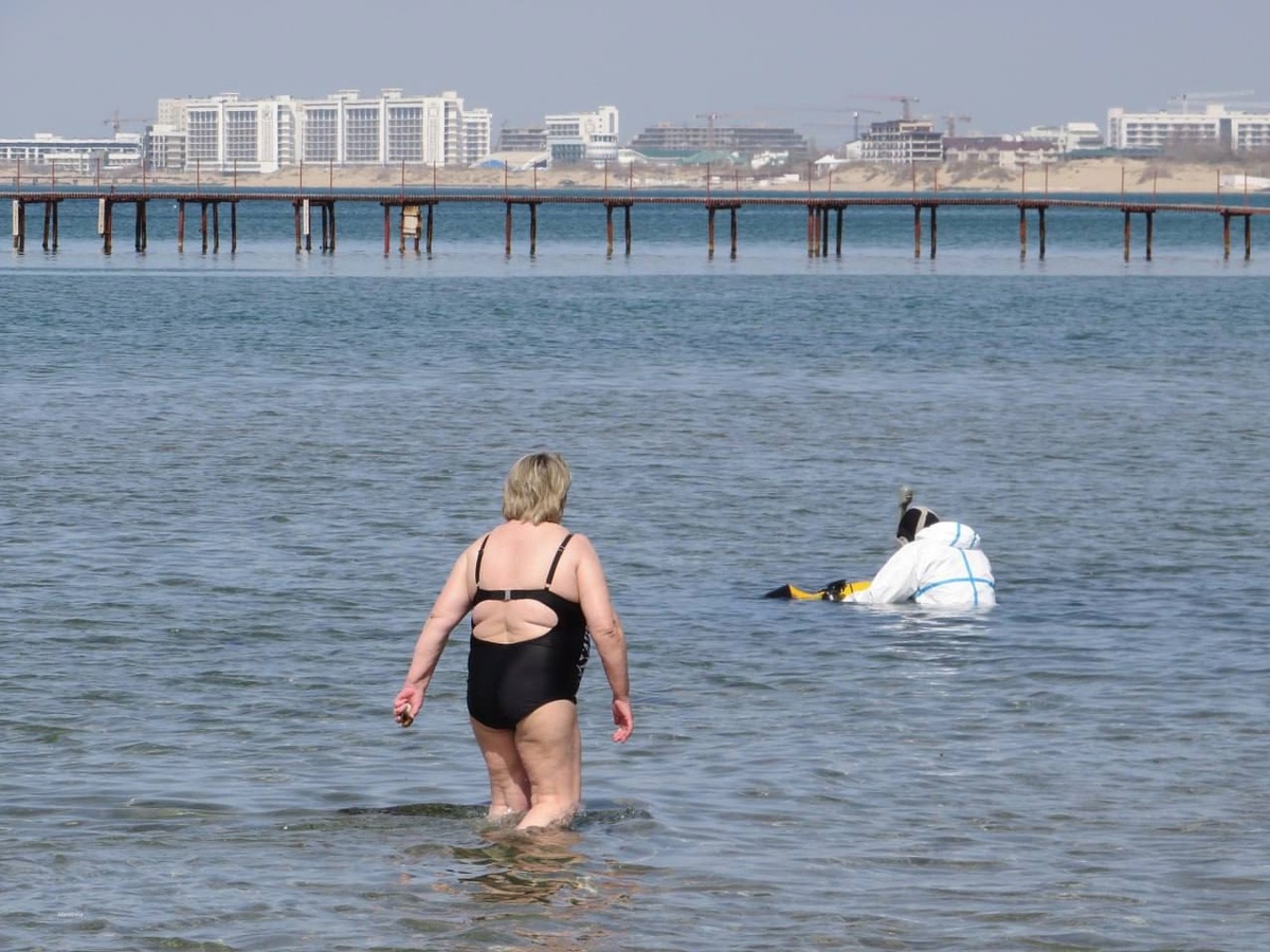    С потеплением в воде появились и первые купальщики. Фото: Марианна Шилова