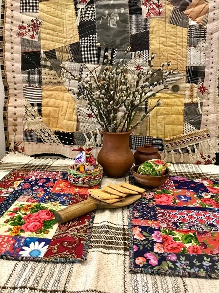 "На стене панно с фотографиями бабули и письмами деда с фронта, перевела их на ткань. Холст и кружева тоже бабули"