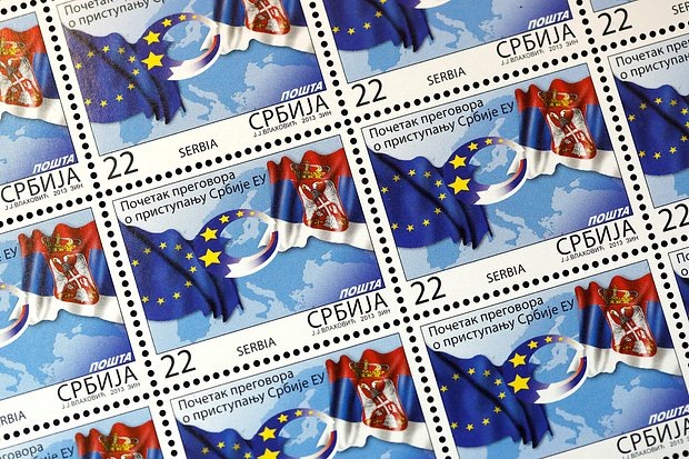    Сербские почтовые марки, посвященные интеграции в ЕС. Фото: Marko Djurica / Reuters