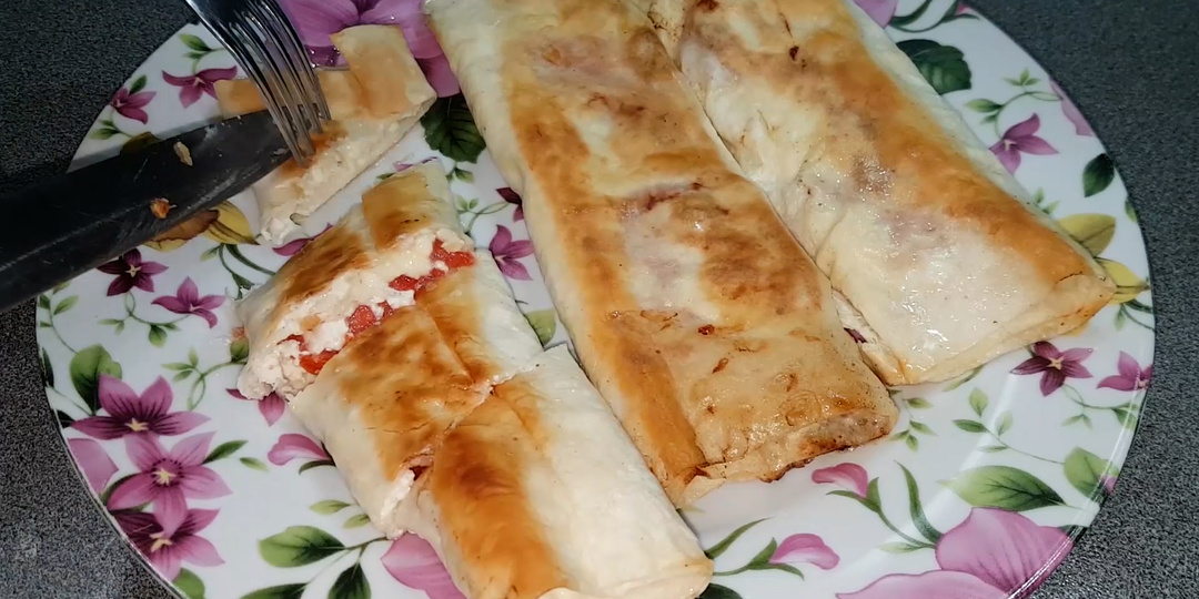 Из лаваша с начинкой быстрый завтрак, нравится всей семье, сытно и вкусно - рецепт.