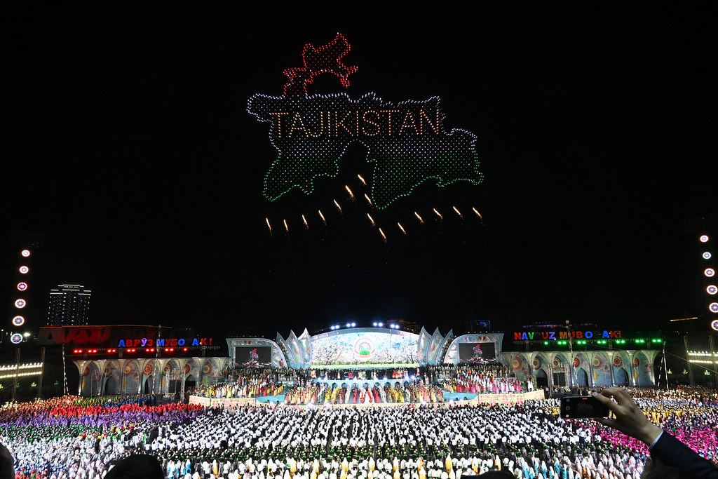 Дроны в небе выкладывали различные фигуры и поздравления