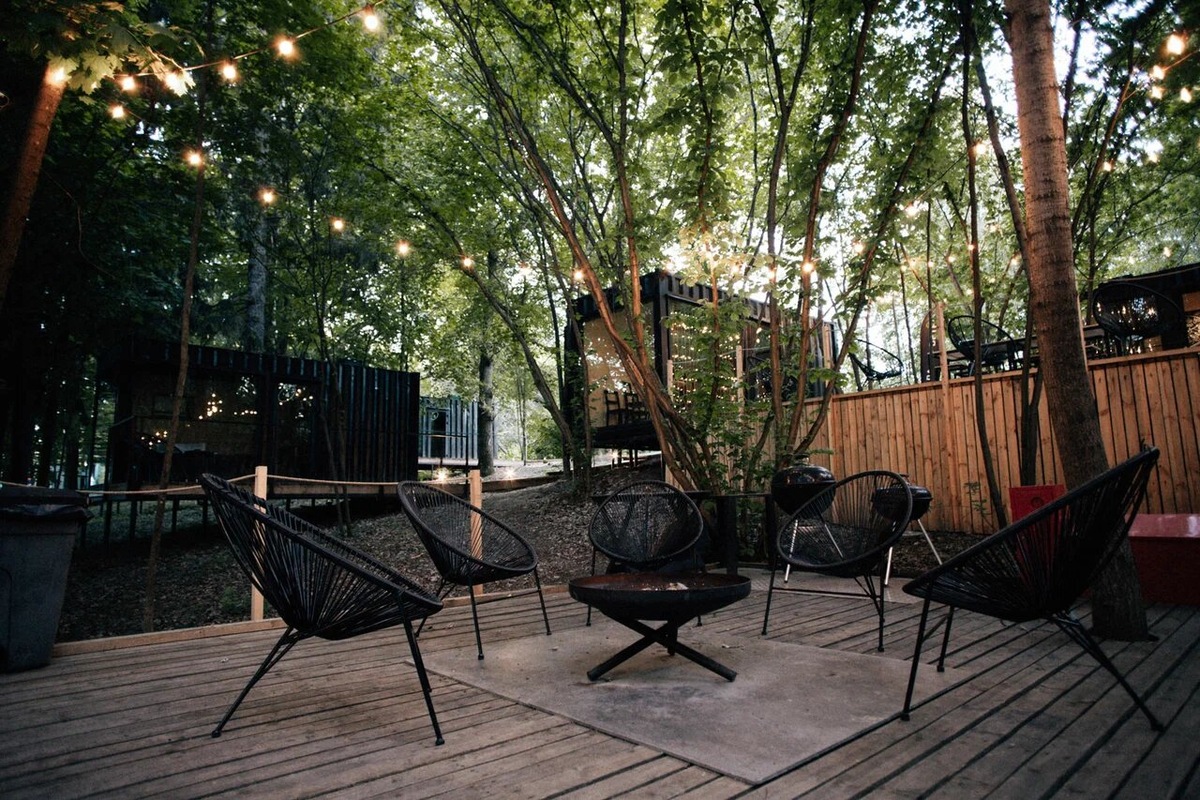 Обычно глэмпинги строят под открытым небом или посреди леса. Благодаря отоплению в них можно заселиться круглый год. Фото: Сила ветра / Яндекс Путешествия