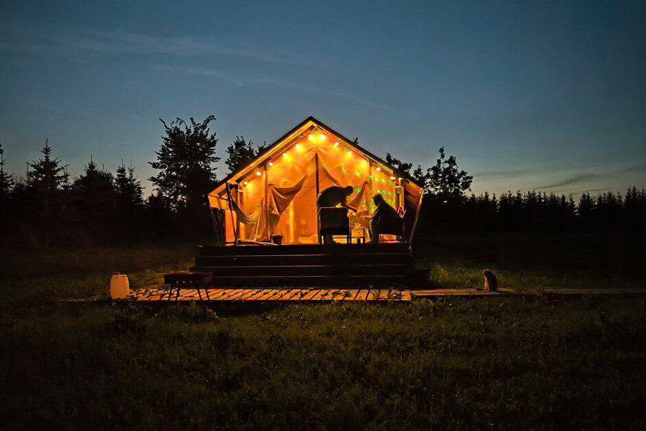 Туалета в глэмпинг-палатках, как правило, нет, а для отопления вместо батарей используются автономные источники тепла. Фото: Алина Краснова