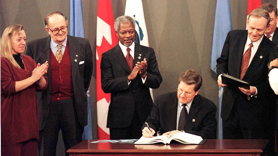 Бывший министр иностранных дел Канады Ллойд Эксуорти подписывает Конвенцию о запрещении применения, накопления запасов, производства и передачи противопехотных мин и об их уничтожении, Оттава (декабрь 1997 года).📷Фото: DAVE CHAN / AFP