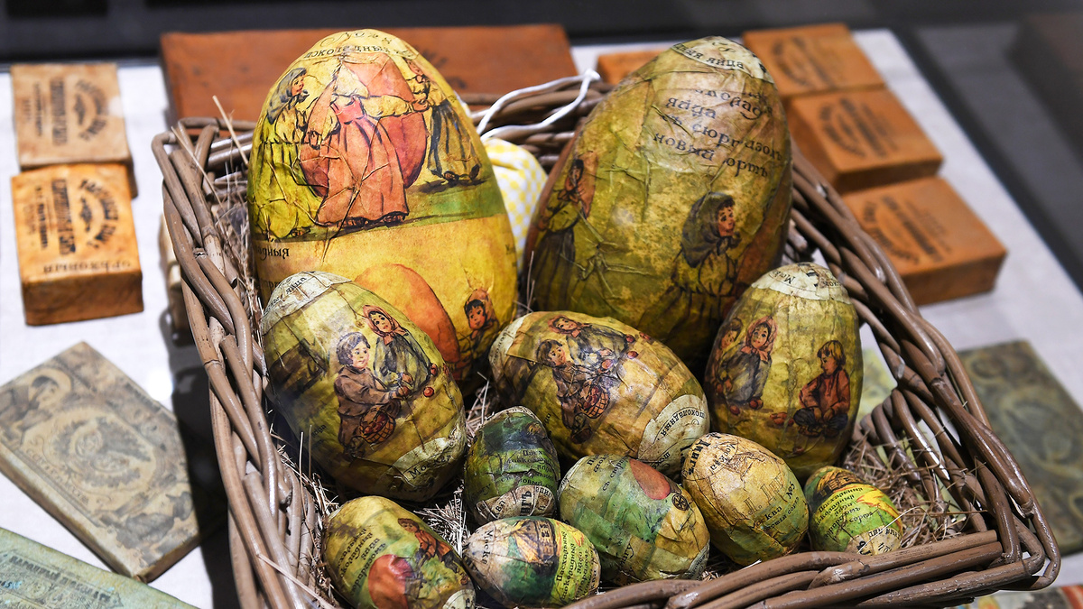 Пасхальные яйца с игрушкой-сюрпризом 1906 года в музее истории русского шоколада. (с) Екатерина Чеснокова / Sputnik