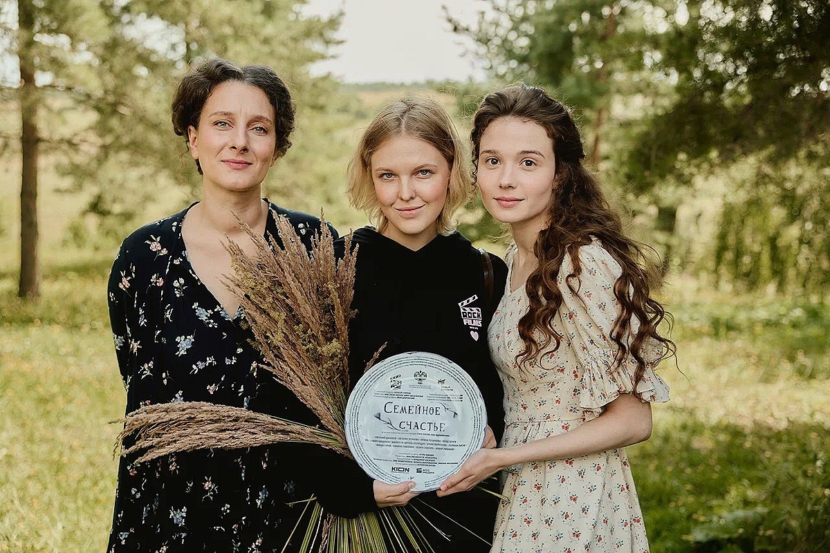 Пресс-служба Kion📷Мариэтта Цигаль-Полищук, режиссер Стася Толстая, Евгения Леонова, фото со съемок драмы «Семейное счастье»