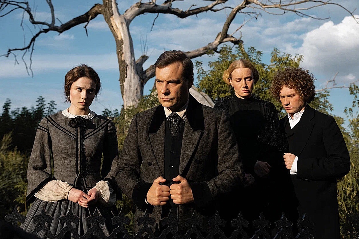 Пресс-служба Kion📷Евгения Леонова, Евгений Цыганов, Полина Лиске и Миша Гурай, фото со съемок драмы «Семейное счастье»