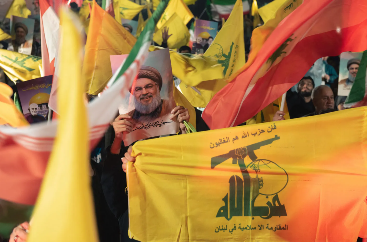 «Хезболла» и «Ось сопротивления». Сторонники «Оси сопротивления» Ирана, выступающие в поддержку «Хезболлы» после убийства лидера группировки Хасана Насраллы, Тегеран, 1 октября 2024 г. 