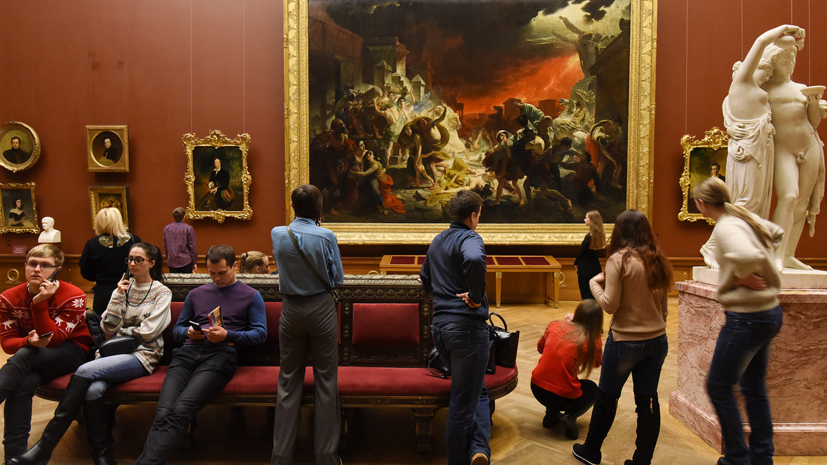 Посетители у картины К. П. Брюллова "Последний день Помпеи" в Государственном Русском музее в Санкт-Петербурге (с) Владимир Вяткин / Sputnik